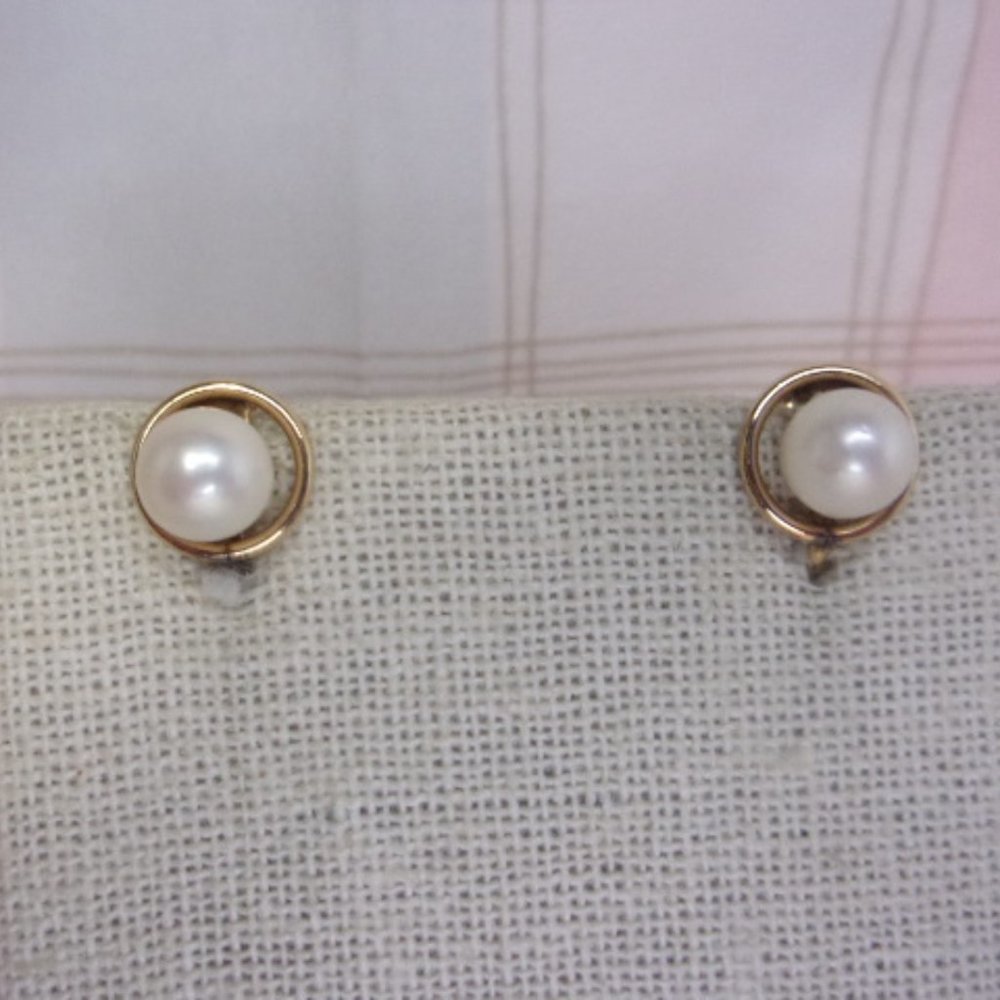 WRE Gold Filled Cultured Pearl Screw Back Earrings